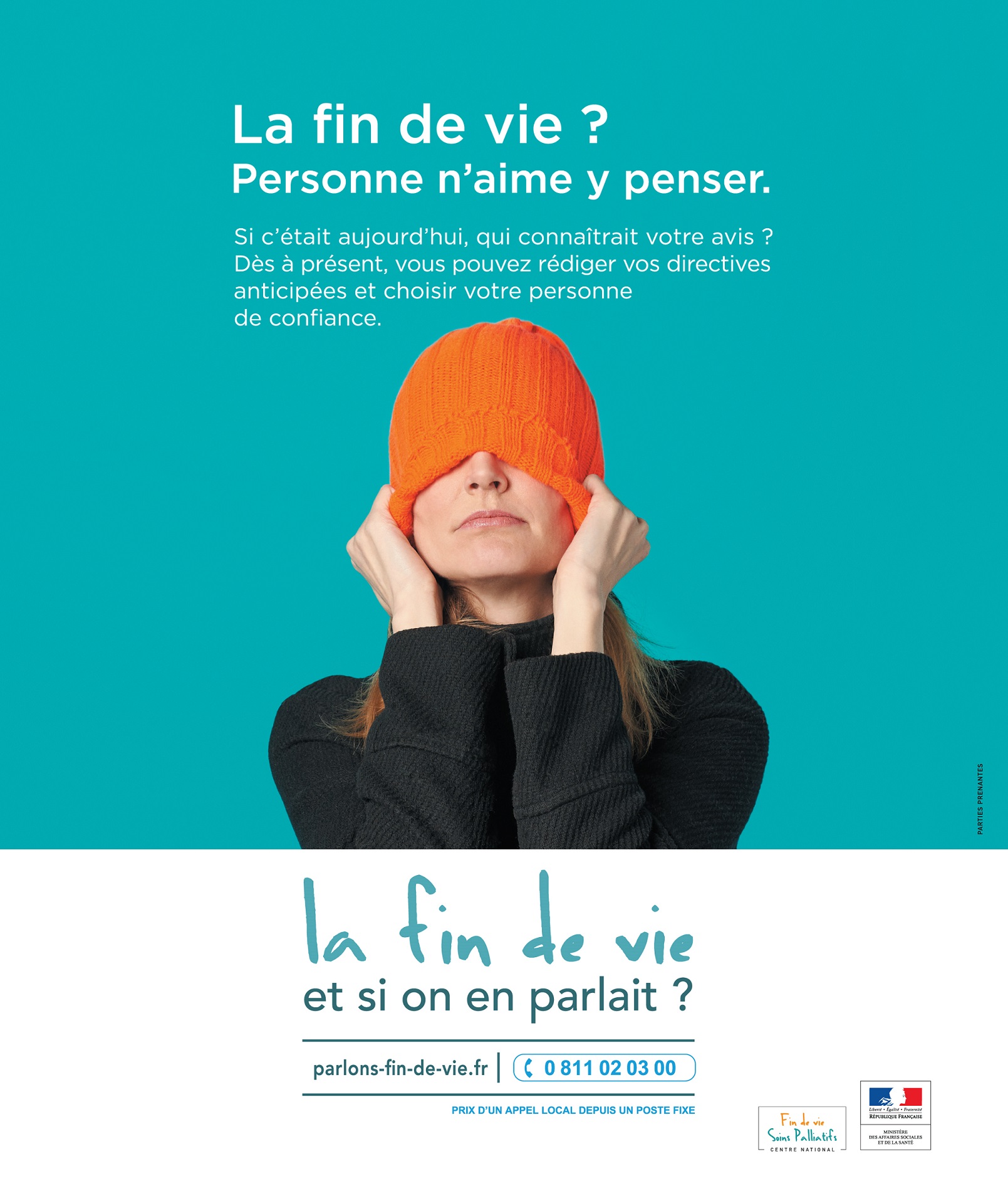 femme avec un bonnet sur les yeux