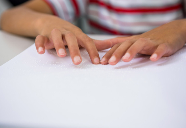 Un enfant lisant en braille